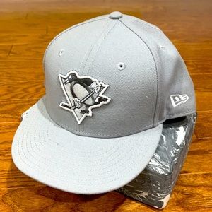 New Era fitted Pittsburgh penguins cap.